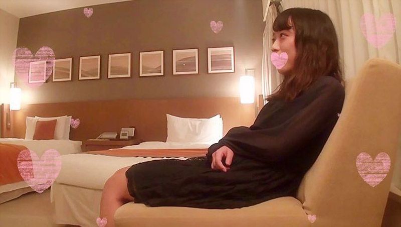 FC2-PPV-879304 瞞著事務所扒開小隻馬女大生粉嫩鮑！