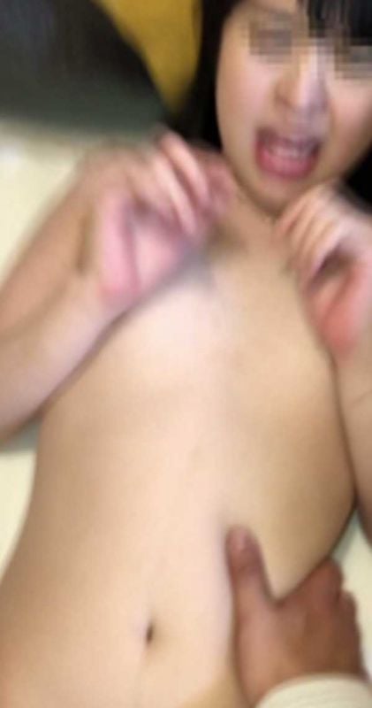 FC2-PPV-1266839 偶像活動中年輕可愛女孩被大人二人肉棒侵犯