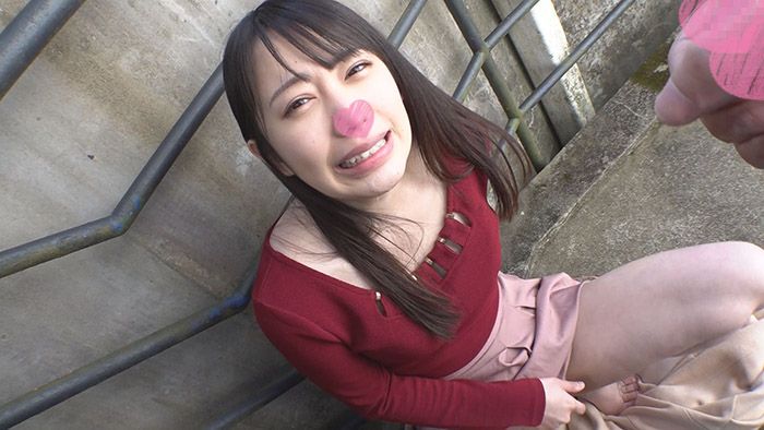 FC2-PPV-1455893 【野外露出】一面自拍露出一面腦內H妄想中的激可愛美少女