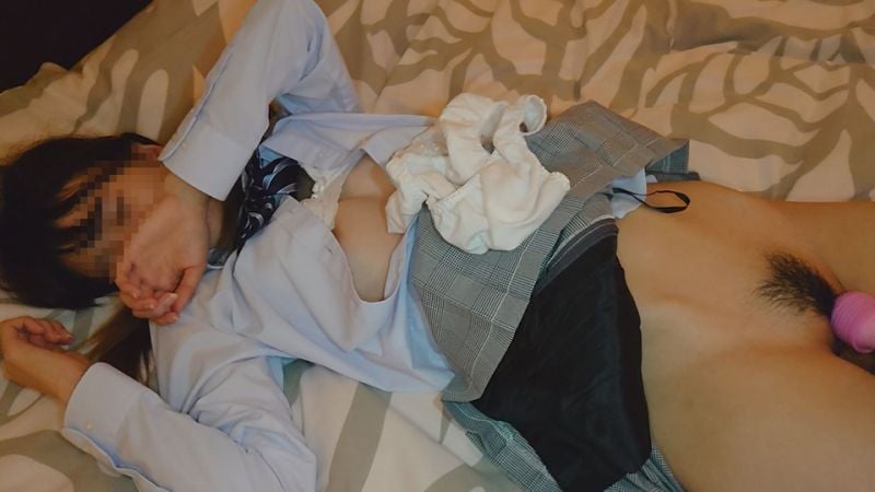 FC2-PPV-1552250 【私拍】與土味成熟身體火辣的動漫宅學生妹援交・貧乳美尻！無套肉棒插入中出