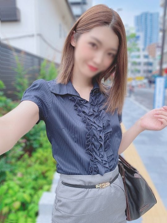 FC2-PPV-1622587 社長秘書 27歳 【絶頂瘋狂】休息時繁忙時期壓力爆發的女人。被侵犯爽到高潮痙攣停不下。