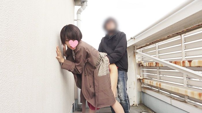 FC2-PPV-2473327 強氣性格妹子戴上遙控跳蛋帶到街頭一面討厭一面街中羞恥露出在大廈屋頂喘息青姦中出！