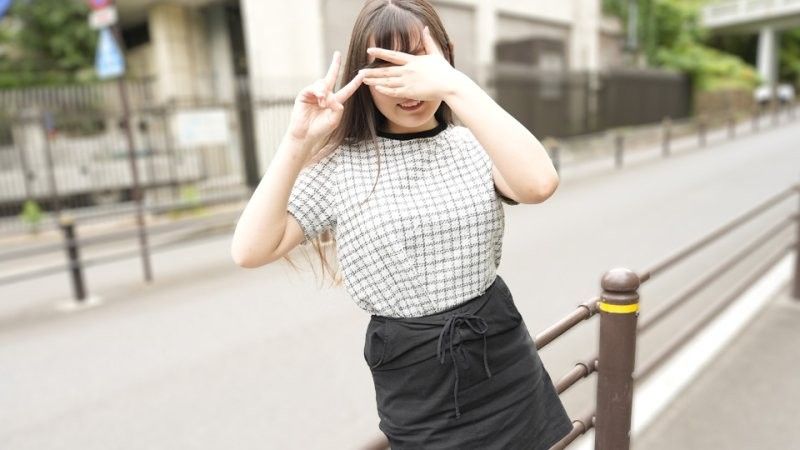 10musume_111125_01 一位資深女兵吐著舌頭,擺出比出和平手勢的顏藝表情。