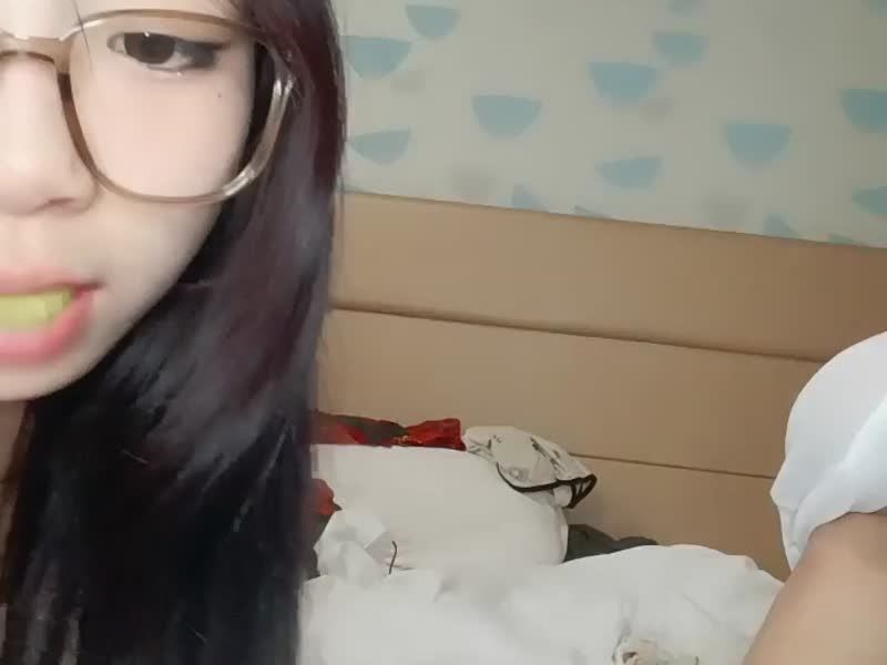  【茜茜是旺仔三位刚成年的小妹妹！舌吻互舔~扒穴~嫩出水3