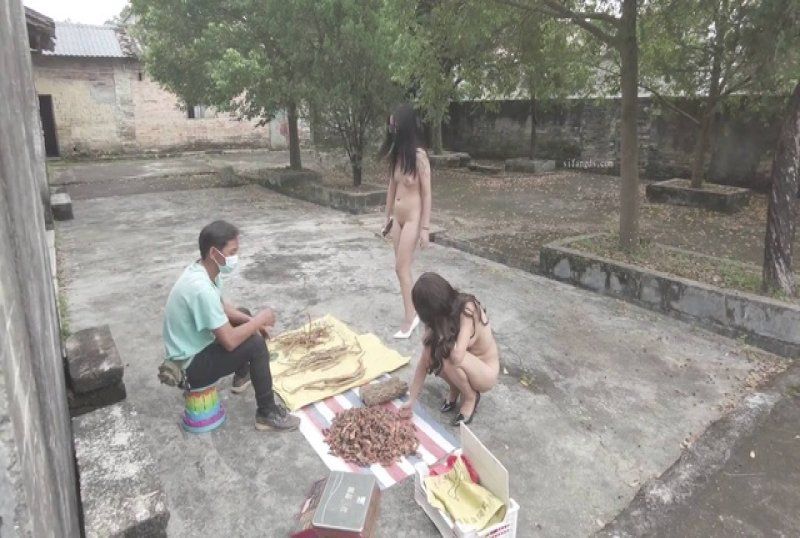 xb-1015 杏吧傳媒 和朋友高跟鞋漫步村莊勾引賣貨的大叔