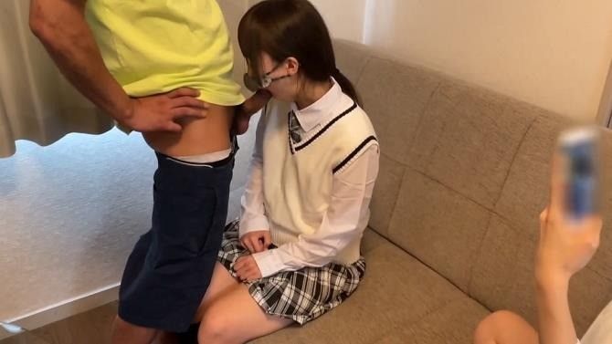 FC2-PPV-4684910 【素人個人拍攝】【3P】【無修正】超級3P·被欺負時會感到興奮的制服被玩弄，連續無套交尾！！