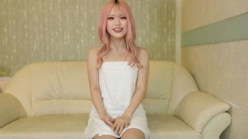 FC2-PPV-4689842 【無修正】超可愛！派頭的染髮女生很色嗎？「超愛做愛⤴」的樣子！還有初次射精在臉上和初次中出的錄影！