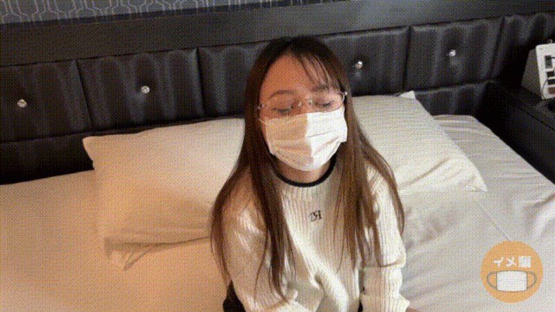 FC2-PPV-4693928 小巧的新進OL以為是形象影片而被色情自拍