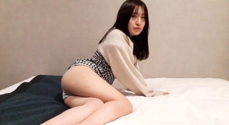 FC2-PPV-4732148 【無碼】和害羞可愛的年輕妻子重逢。和她平時充滿活力的樣子形成鮮明對比的色情眼神和腰部動作，簡直是反差萌，真是太棒了。