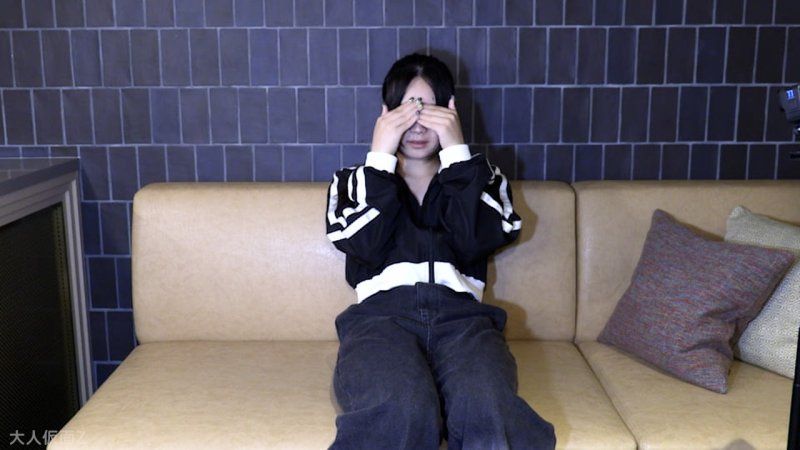 FC2-PPV-4777960 【素人初次拍攝】櫻(18)連口交都沒做過的可愛素人 讓她張開嘴巴吞下中年人的唾液 陰道內拍攝並初次中出 因為肛門也很可愛，所以貫通並中出了