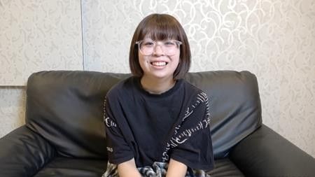 FC2-PPV-4786388 （初次拍攝）一位身高149厘米、嬌小玲瓏、戴著眼鏡、有點書呆子氣的美女嘗試了她的第一次POV拍攝