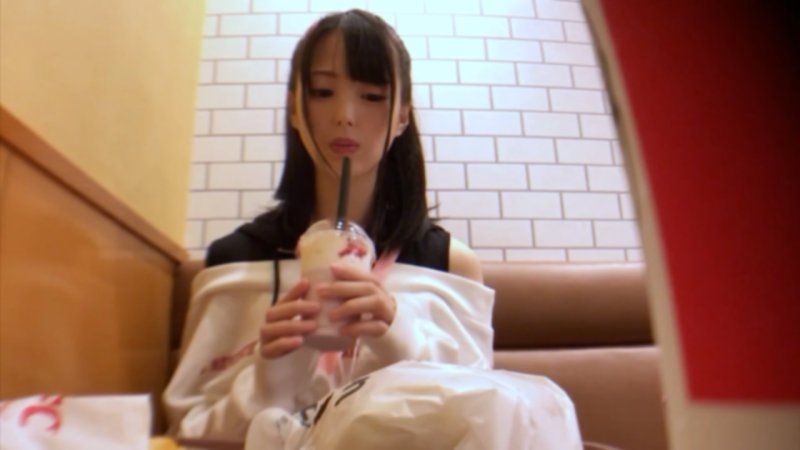 FC2-PPV-4793671 史上最高に可愛い女子大生18歳。愛液だらけ潮吹きまくりで絶頂するも、中出しにはブチギレ放心状態。